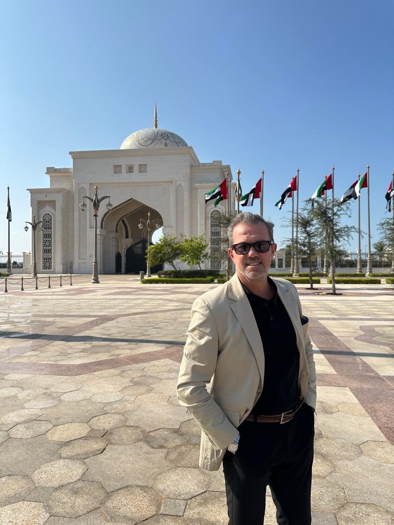 Óscar López Moreno en el Palacio Presidencial de Abu Dabi