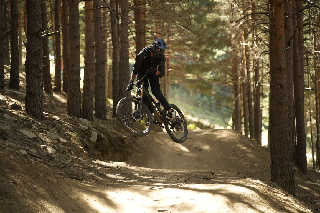 Óscar López Moreno compitiendo en BMX Downhill