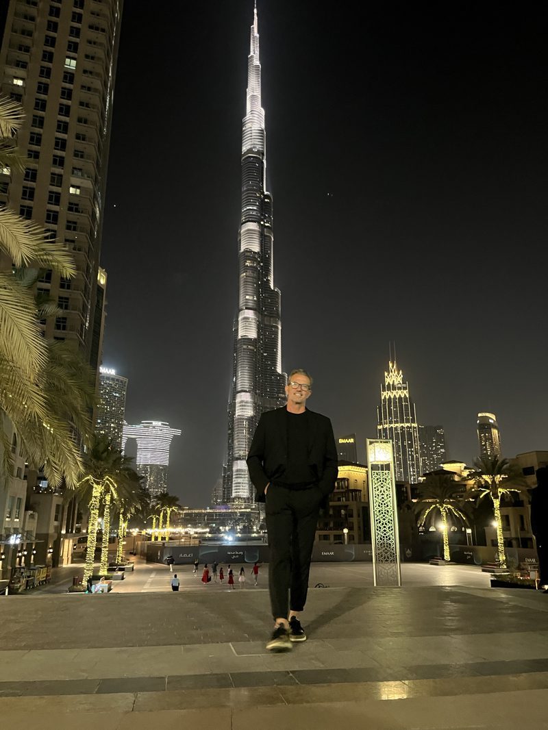 Óscar López Moreno en Dubái, frente al Burj Khalifa
