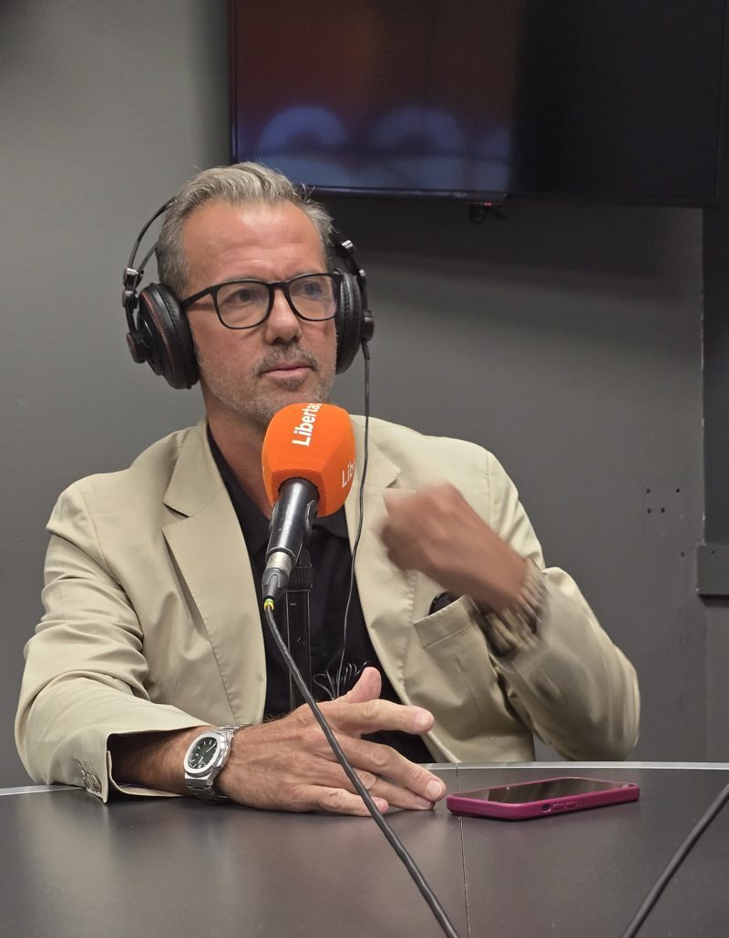 Óscar López Moreno en una entrevista de radio